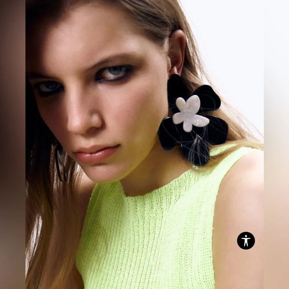 Oversized flower earrings A227